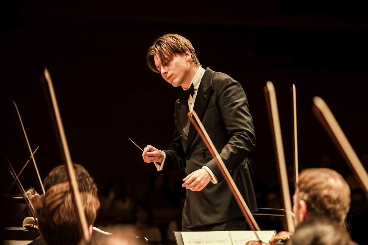 Klaus Mäkelä dans un moment d'intériorité avec l'Orchestre de Paris. (Photo : Mathias Benguigui)
