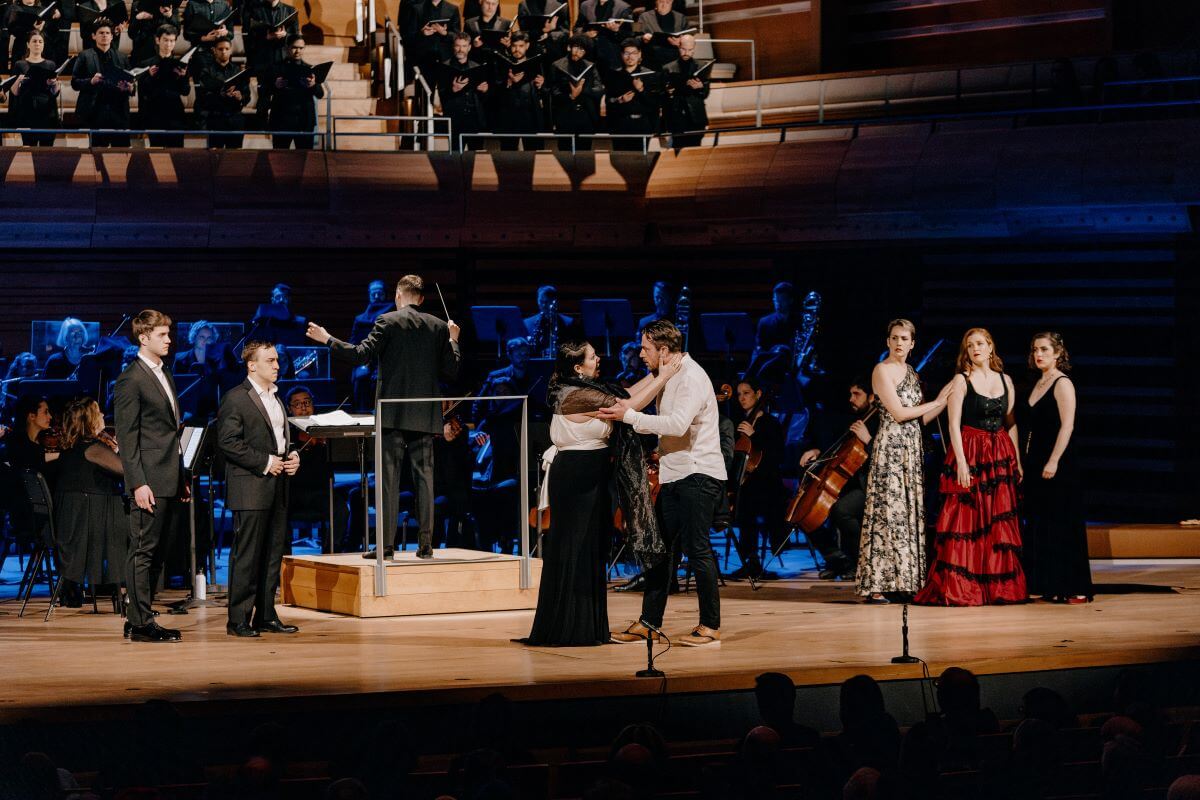 De g. à d. : Le Remendado (Sam Champagne) et le Dancaïre (Geoffroy Schellenberg), Micaela (Myriam Leblanc) et Don Jose (Adam Luther); Mercédès (Florence Bourget), Carmen (Wallis Giunta) et Frasquita (Catherine St-Arnaud). (Photo : Brenden Friesen)