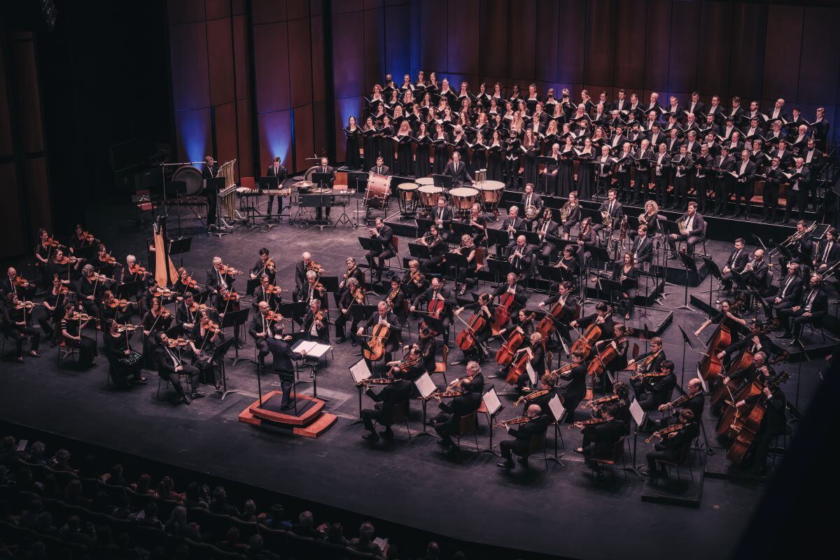 Les 110 musiciens de l'OSQ et de l'OCNA et les 100 choristes du Toronto Mendelssohn Choir sous la direction d'Alexander Shelley au Grand Théâtre de Québec. (Photo : Greggory Clark)