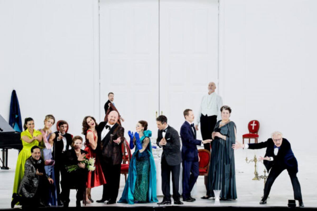 La distribution de The Exterminating Angel sur scène à l'Opéra de Paris. (Photo : Agathe Poupeney)