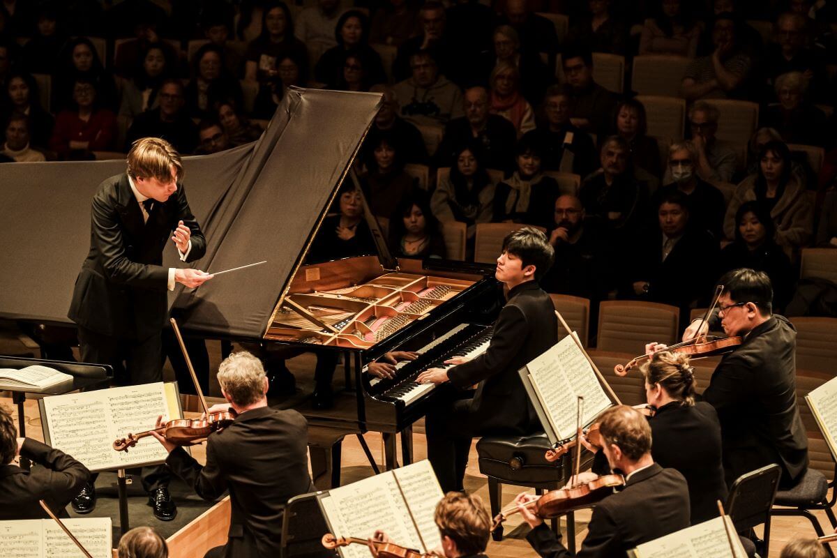 Le soliste acclamé Yunchan Lim au piano, accompagné par l'Orchestre de Paris sous la direction de Klaus Mäkelä. (Photo : Mathias Benguigui)