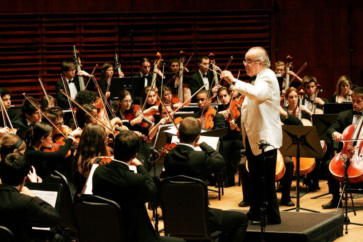 Raffi Armenian à la tête d'une édition de l'orchestre-réseau des conservatoires. (Photo : courtoisie du Conservatoire de musique de Montréal)