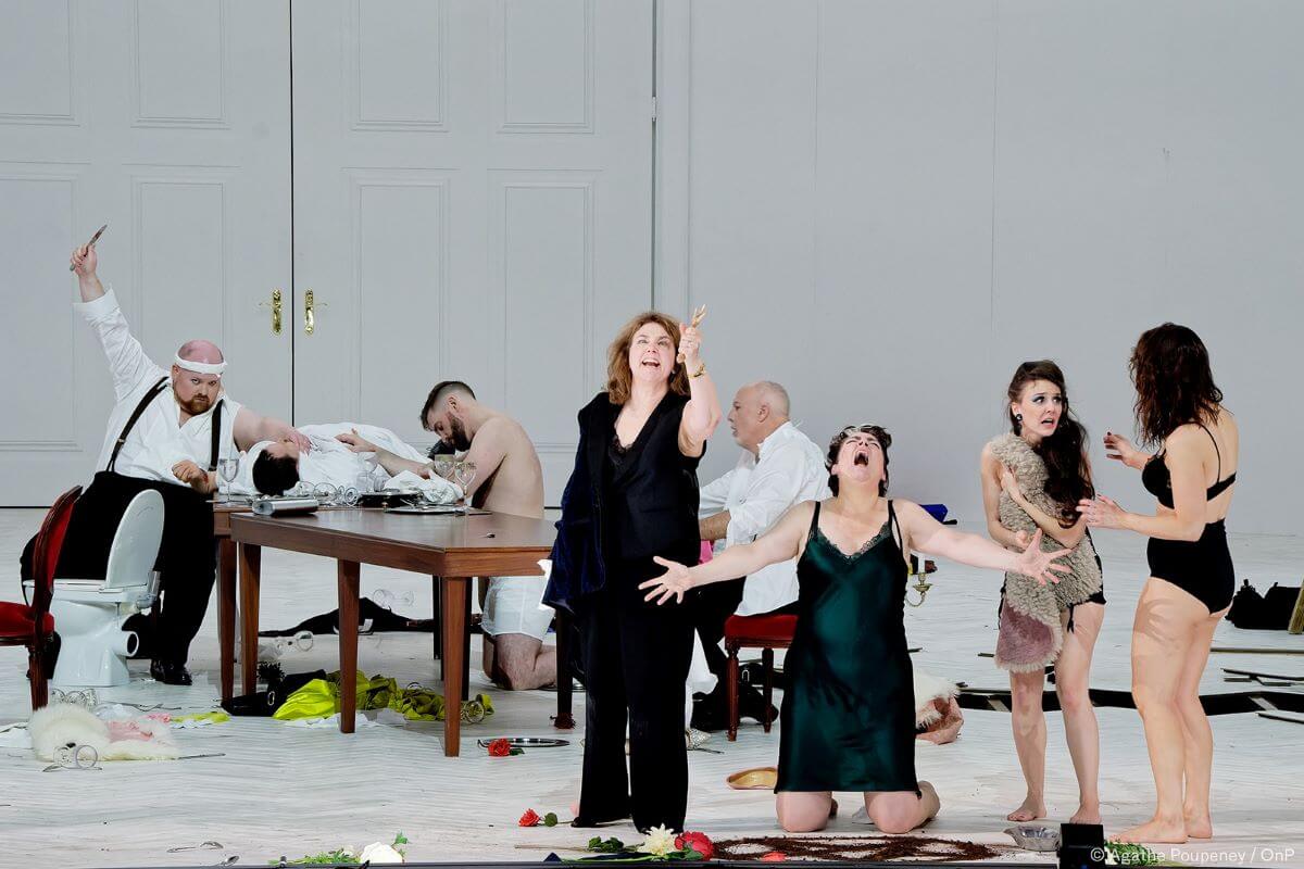 La mise en scène déjantée de Calisto Bieito pour The Exterminating Angel de Thomas Adès à l'Opéra de Paris. (Photo : Agathe Poupeney)