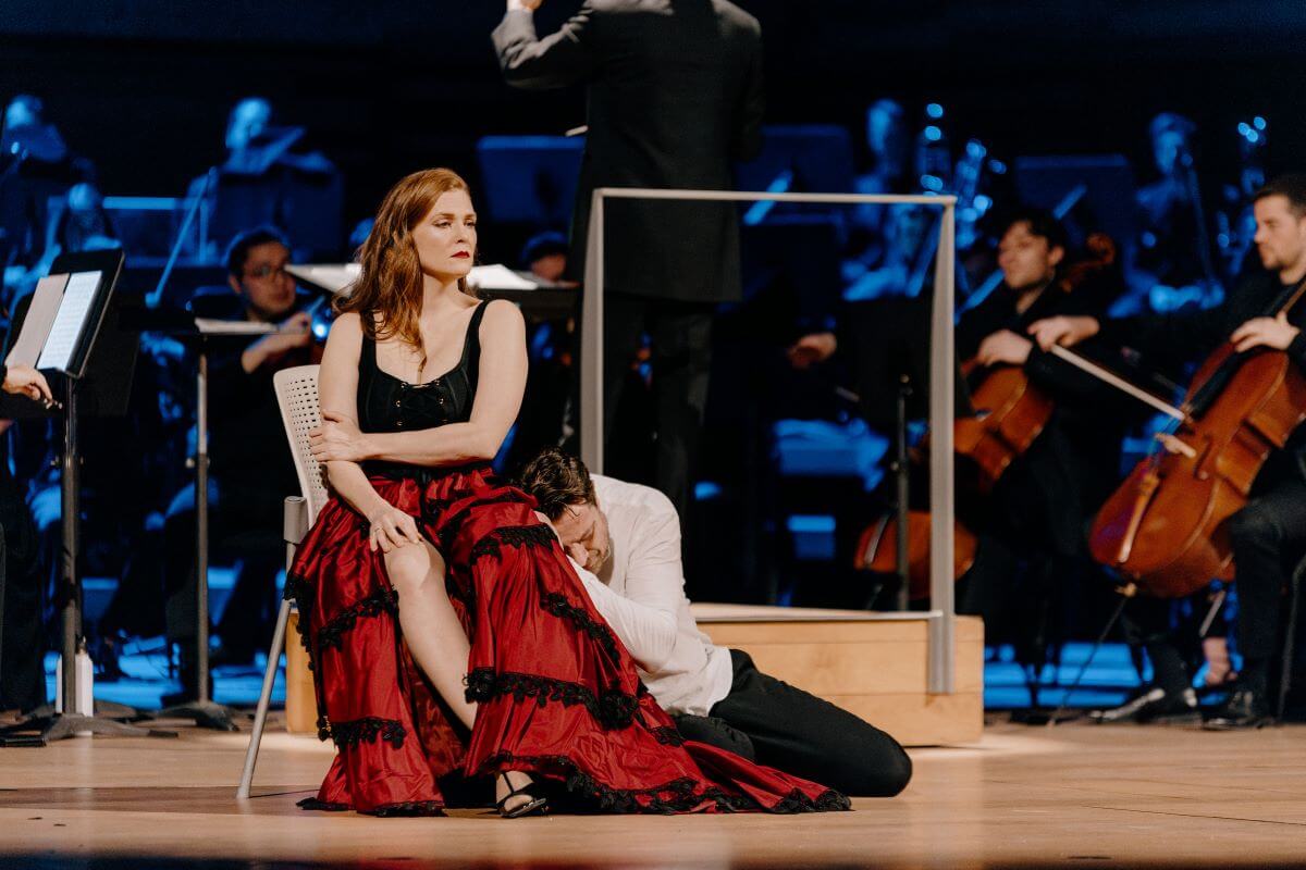 Carmen (Wallis Giunta) et Don Jose (Adam Luther) sur la scène de la Maison symphonique avec l'OPCM. (Photo : Brenden Friesen)
