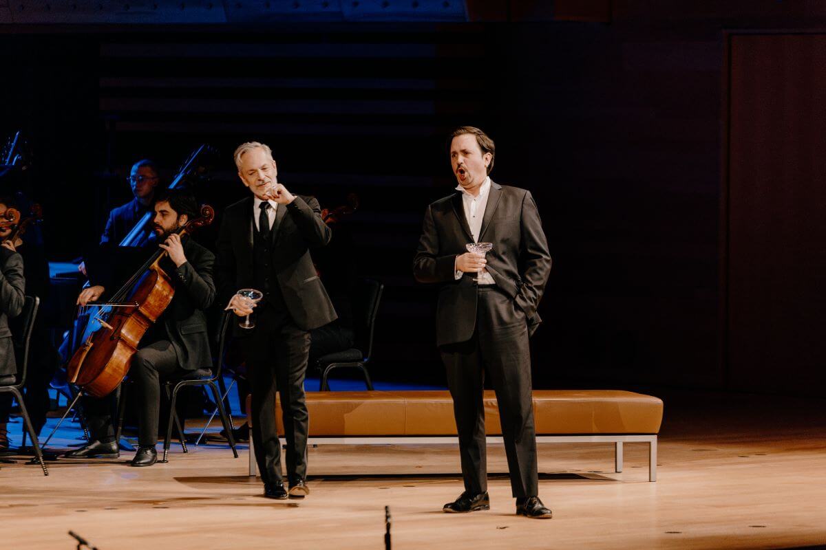 Zuniga (Alain Coulombe) et Escamillo (Hugo Laporte) dans Carmen à la Maison symphonique (Photo : Brenden Friesen)