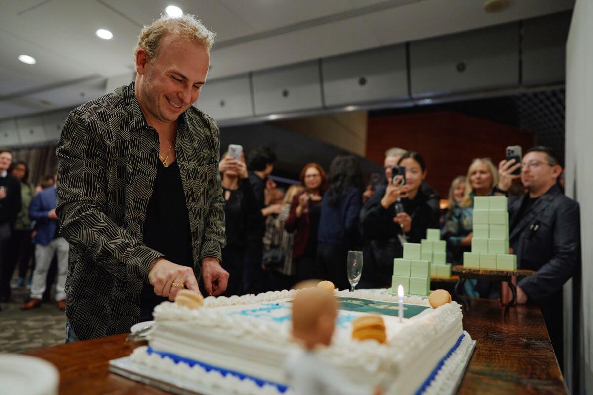 Yannick Nézet-Séguin a fêté son anniversaire une journée en avance avec ses deux orchestres, l'Orchestre Métropolitain et le Philadelphia Orchestra hier soir. (Photo : Page Facebook du Philadelphia Orchestra)