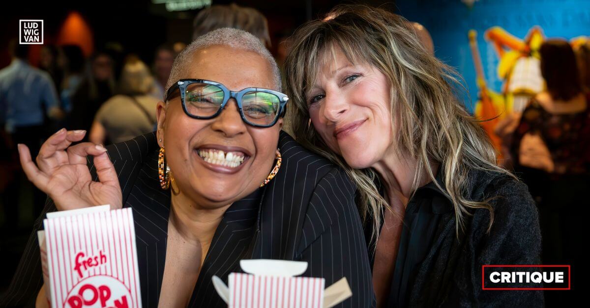 Les chanteuses Kim Richardson et Luce Dufault, d'humeur enjouée, lors de l'avant-première du film Harmonium symphonique - Histoires sans paroles. (Photo : Benoît Guérin)