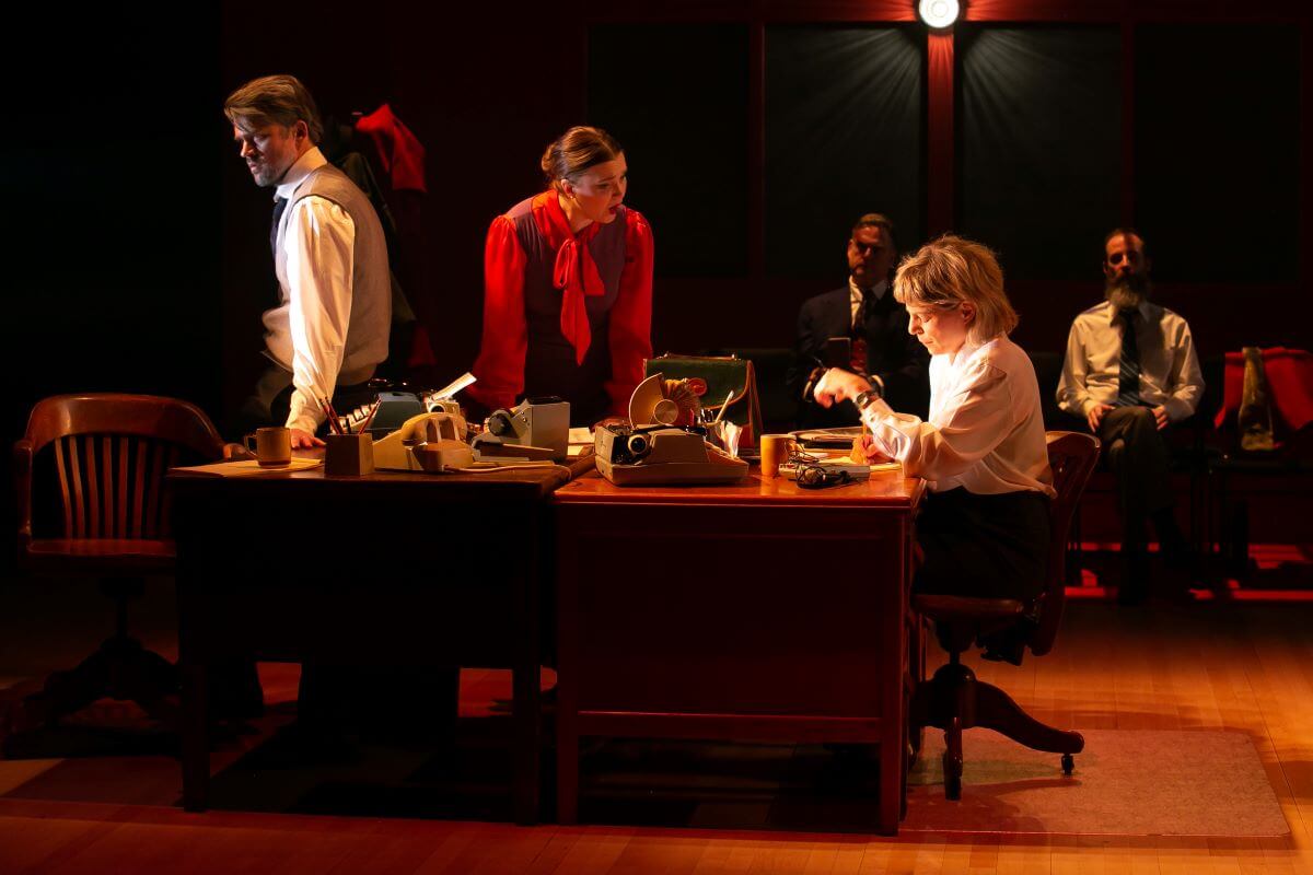 Pierre Rancourt (Sylvain Leclair), Jacqueline Woodley (irina Kotova), Marie-Annick Béliveau (Mary Vance); en arrière-plan : David Menzies (Jim) et Clayton Kennedy (rôles divers). (Photo : Pierre-Étienne Bergeron)