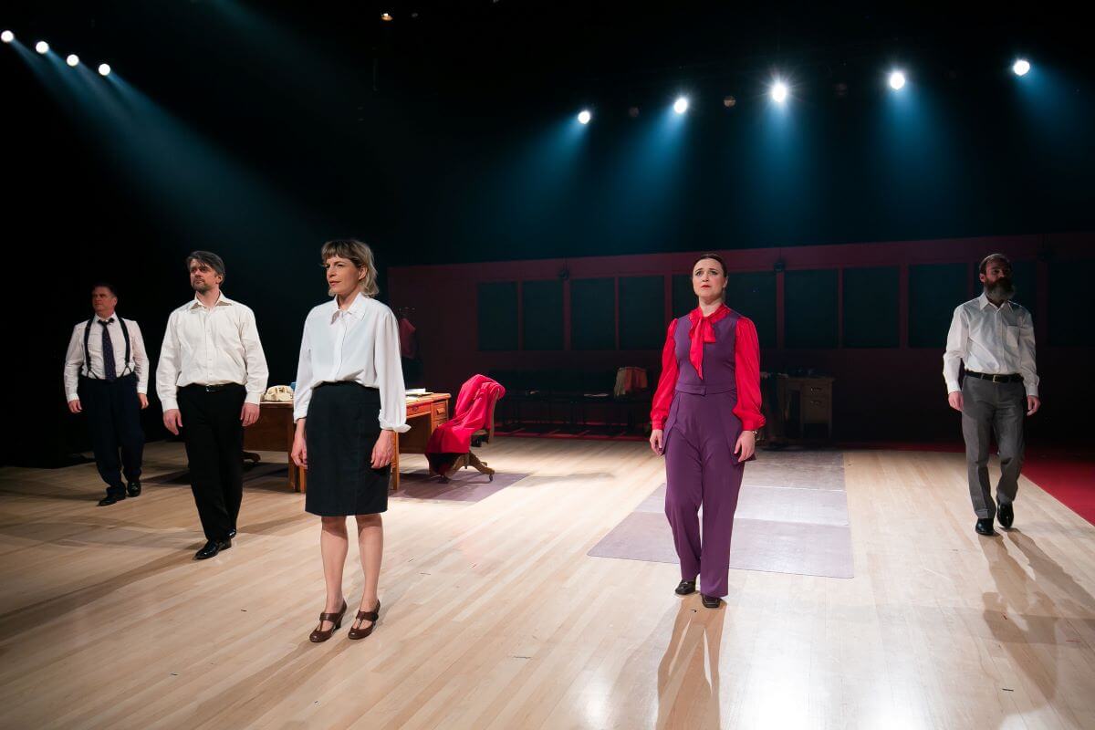 David Menzies (Jim), Pierre Rancourt (Sylvain Leclair), Marie-Annick Béliveau (Mary Vance), Jacqueline Woodley (Irina Kotova) et Clayton Kennedy (rôles divers). (Photo : Pierre-Étienne Bergeron)