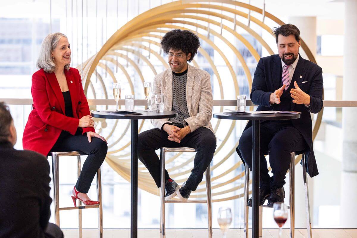 Marianne Perron, Rafael Payare et l'humoriste Philippe-Audrey Larrue St-Jacques lors du lancement de la saison 2024-2025 de l'OSM. (Photo : Antoine Saito)