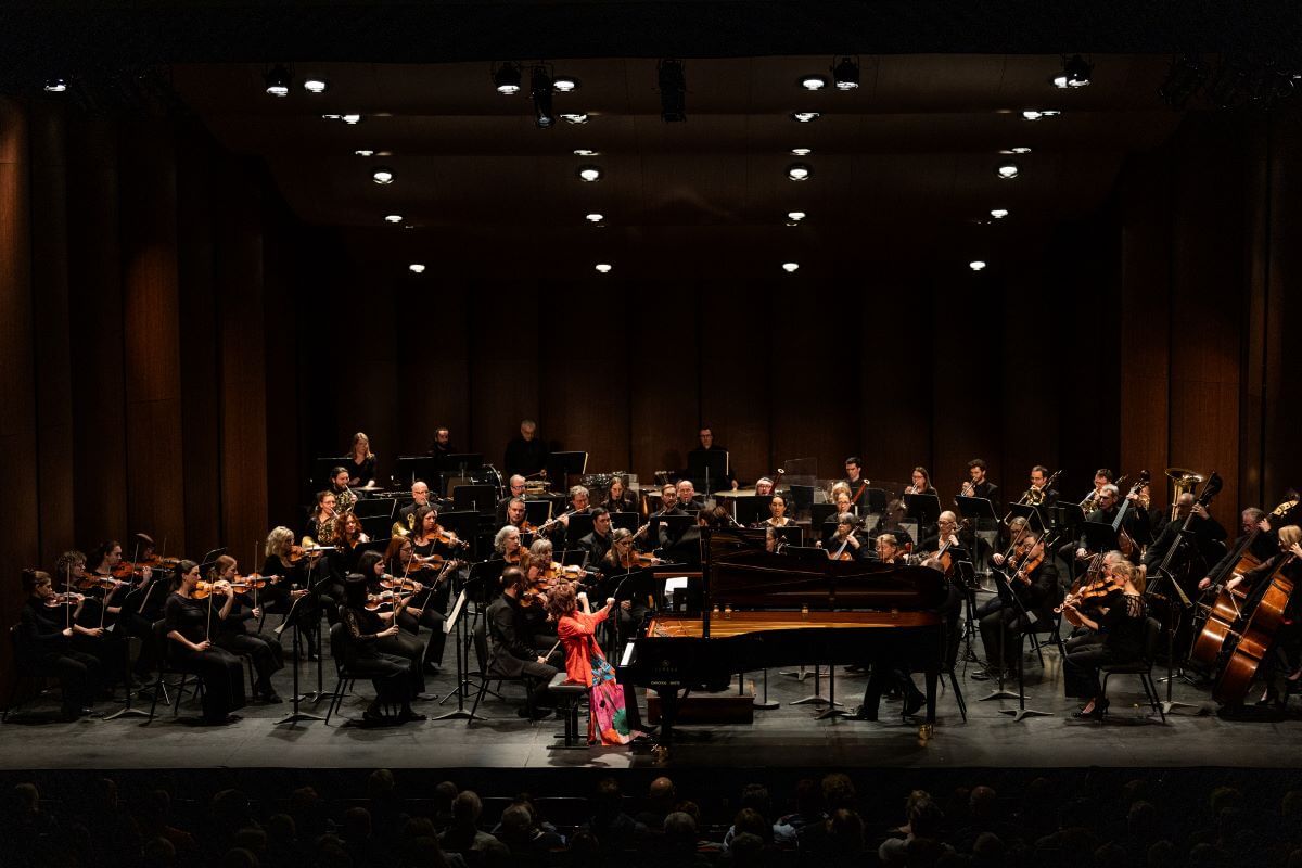 L'OSL et Lorraine Desmarais sur la scène de la salle André-Mathieu le 17 avril 2024. (Photo : Annie Diotte)