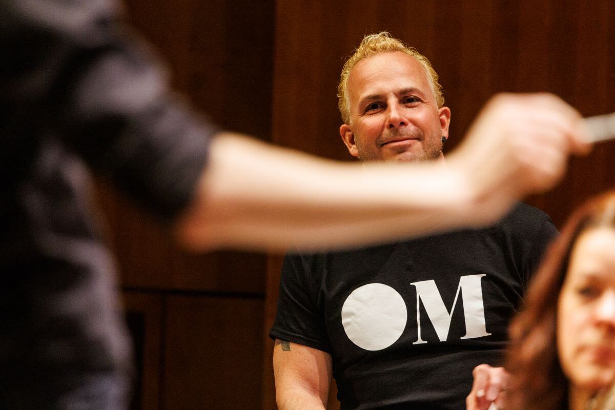 Yannick Nézet-Séguin observant attentivement un membre de l'Académie de direction d'orchestre de l'Orchestre Métropolitain. (Photo : Denis Germain)