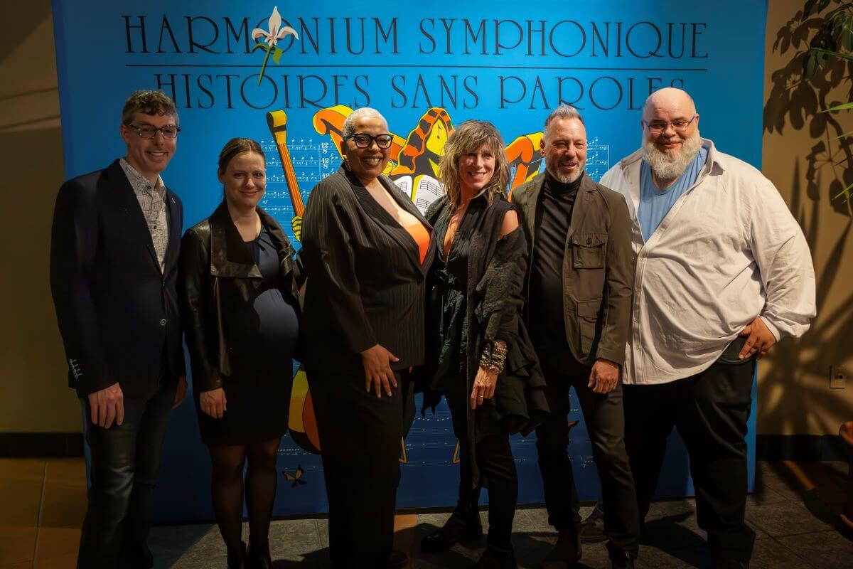 De g. à d. : Benoit Giguère (réalisateur), Dina Gilbert (cheffe d'orchestre), Kim Richardson et Luce Dufault (chanteuses), Sylvain Quesnel (guitariste), Nicolas Lemieux (producteur). (Photo : Benoît Guérin)