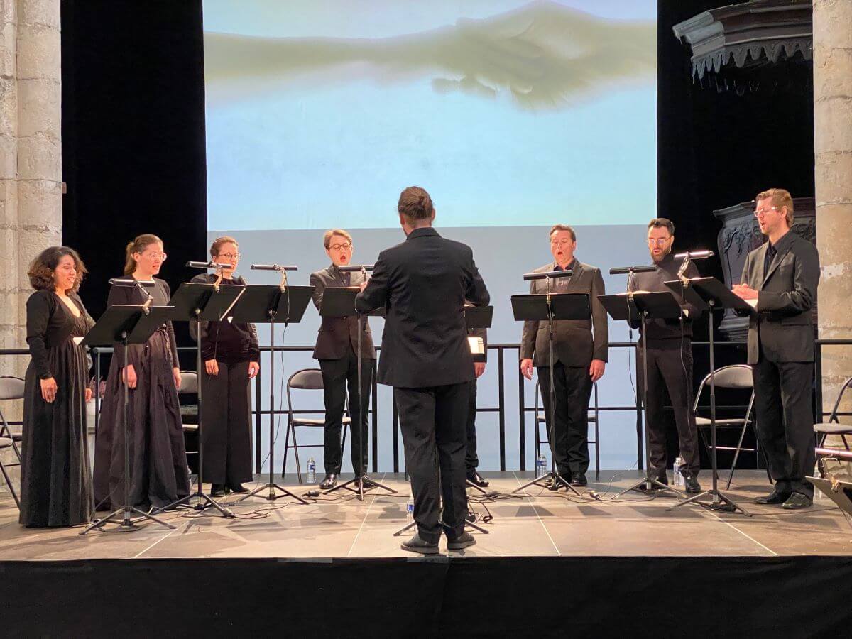 L'ensemble vocal du groupe à géométrie variable Alia Mens. (Photo : Émilie Duvieubourg)