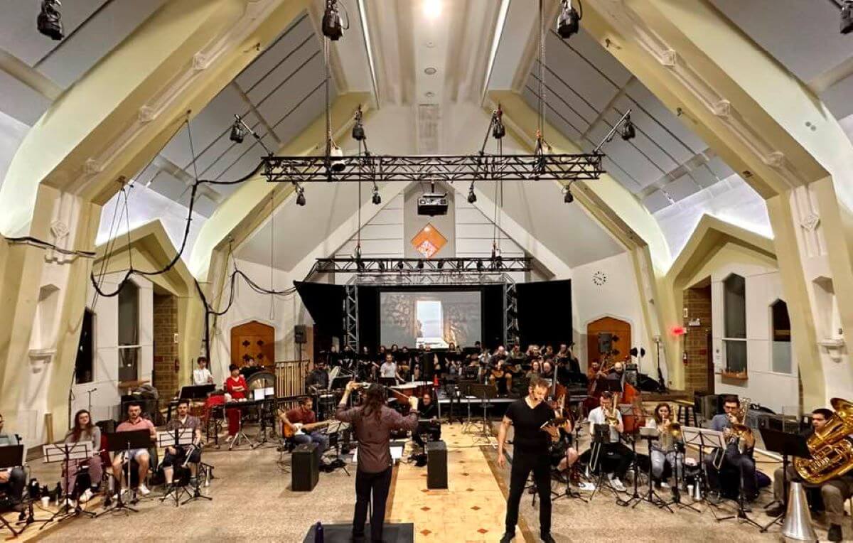 Tous les interprètes de Basileus réunis lors d'une répétition. (Photo : Larry O'Maley)