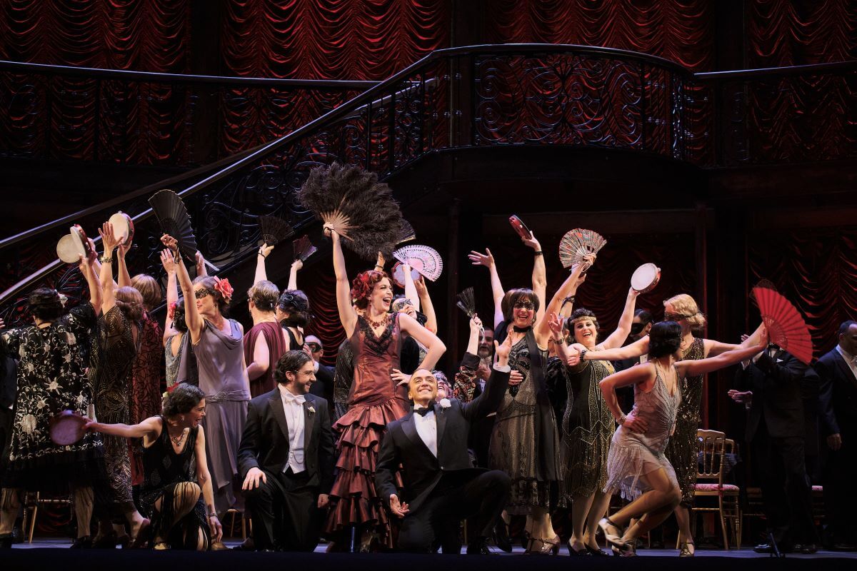 Le chœur coloré et dynamique, peuplé de personnages plein de vie et d'émotions, constitue un des points forts de La Traviata de l'Opéra de Montréal. (Photo : Vivien Gaumand)