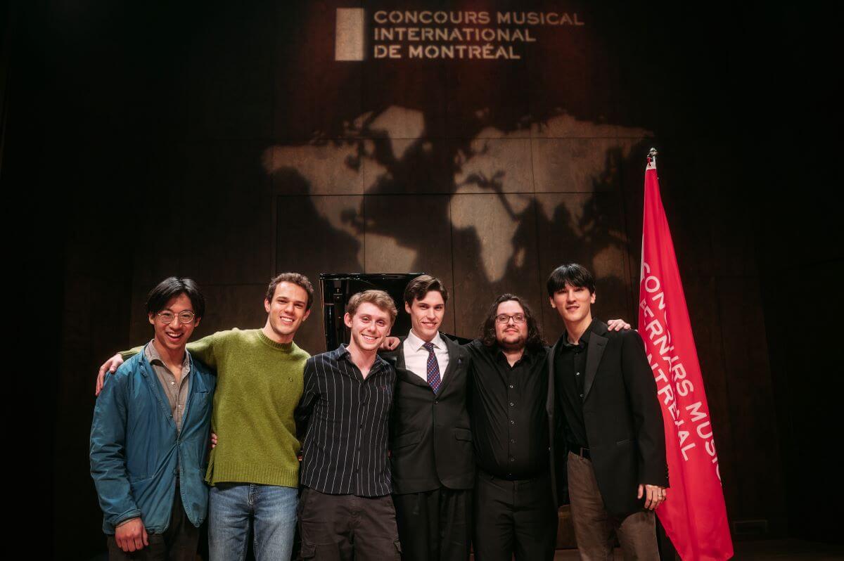 Les finalistes du CMIM Piano 2024 (de g. à d.) : Derek Wang, Gabriele Strata, Anthony Ratinov, Elias Ackerley, Jakub Kuszlik, Jaeden Izik-Dzurko. (Photo : Tam Photography)