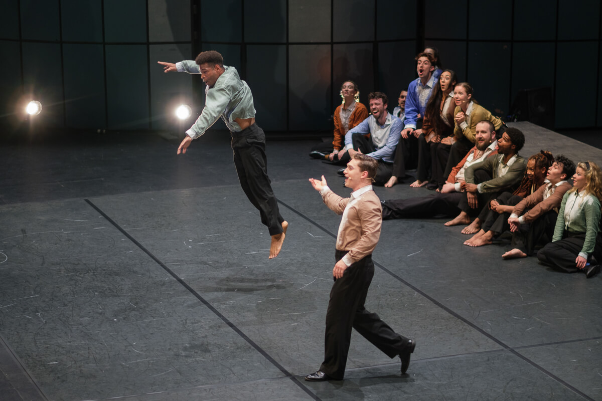 Un danseur de la compagnie Käfig et le ténor Ilja Aksionov (Photo : Simon Paradis)