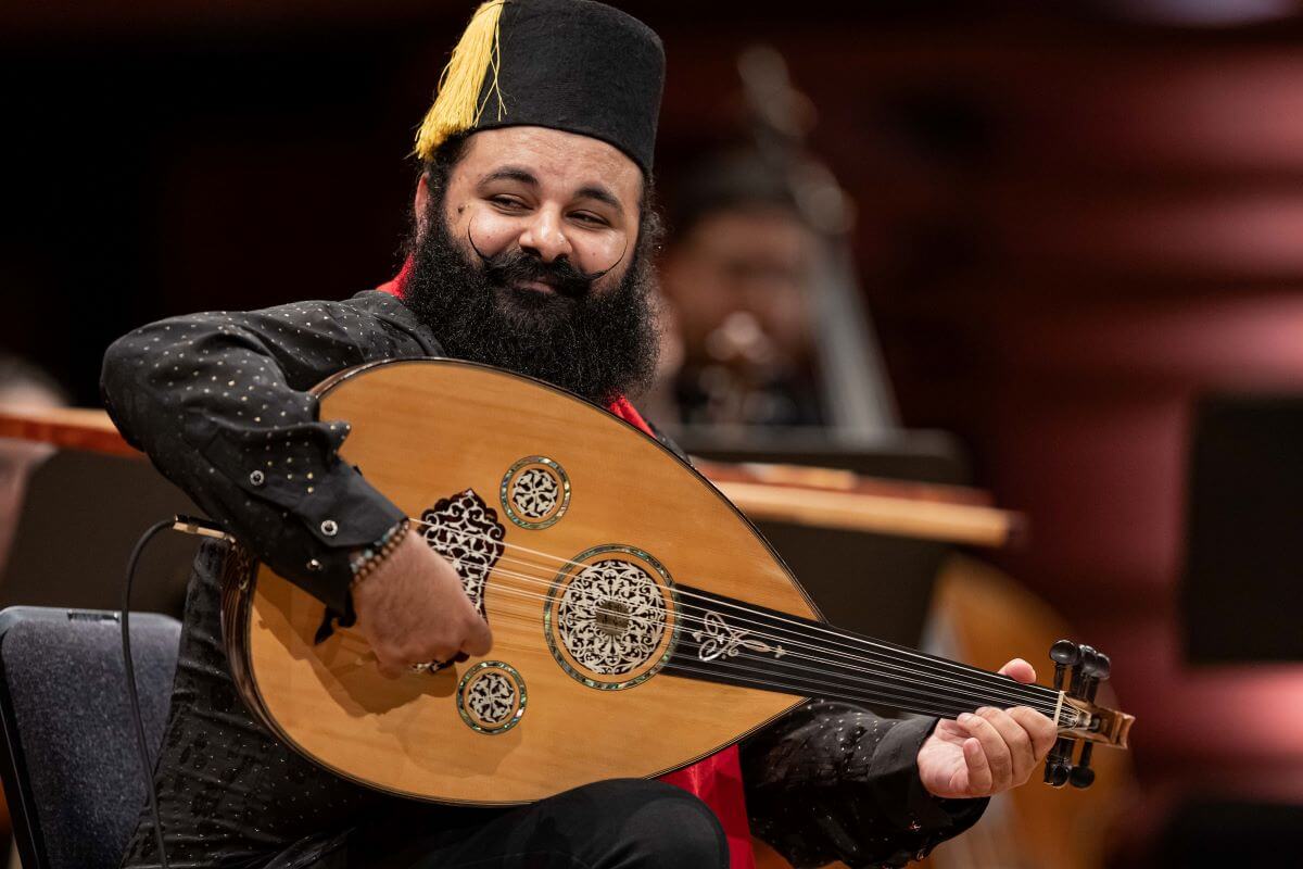 Joseph Tawadros sur la scène de la Maison symphonique le 17 août 2024 dans le cadre de la Virée classique. (Photo : Antoine Saito)