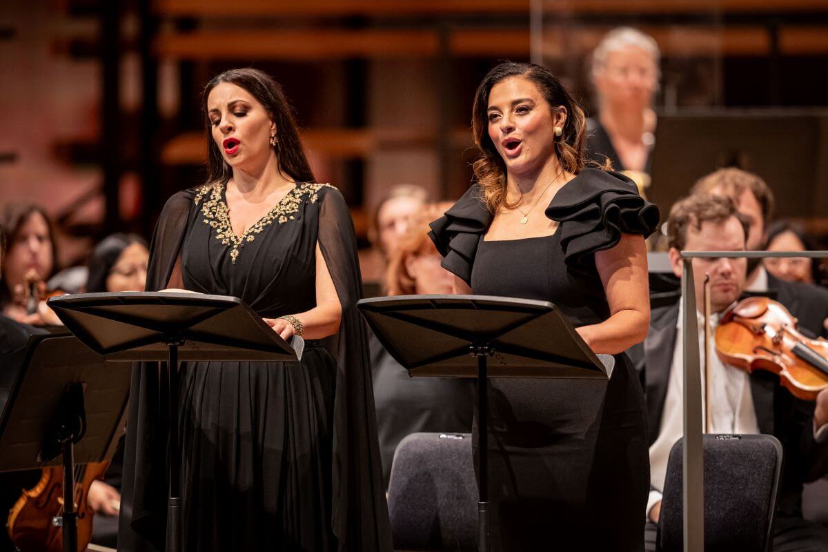 La soprano Joyce El-Khoury et la mezzo Rhiab Chaieb. (Photo : Antoine Saito)