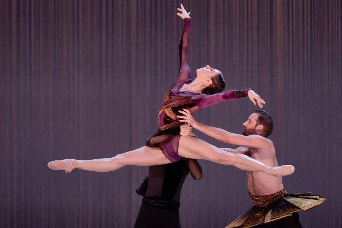 Maude Sabourin, Hamilton Nieh et Raphaël Bouchard dans Symphonie no 5 de Garret Smith. (Photo : Sasha Onyshchenko)