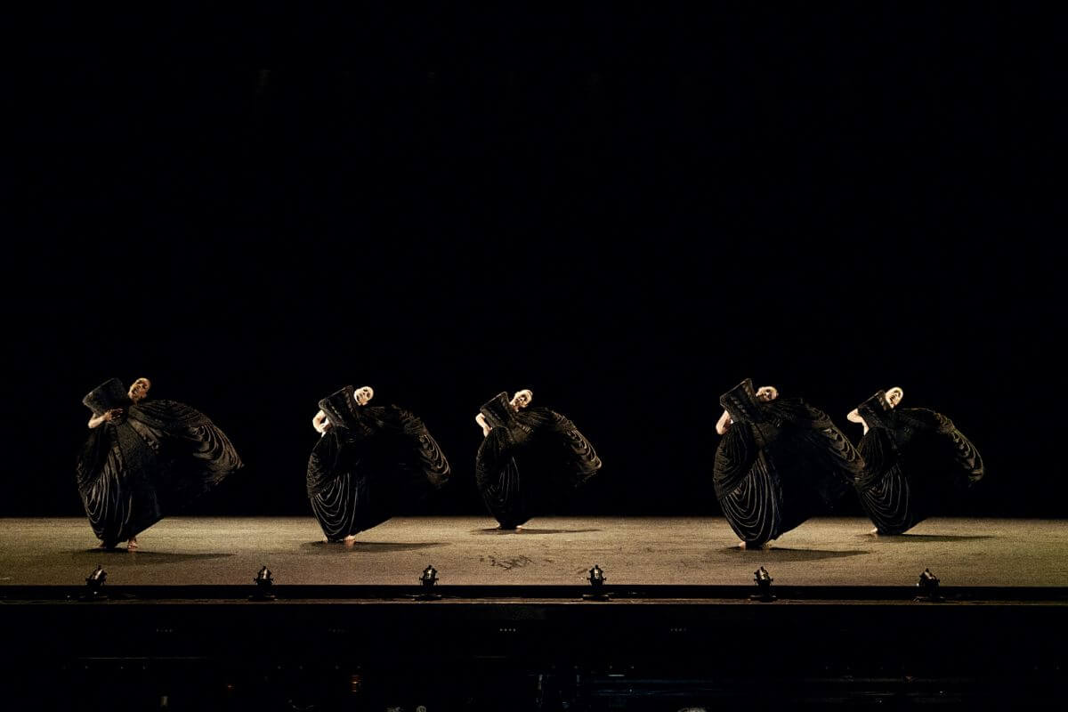 Les danseuses manipulant les grandes robes. (Photo : Sasha Onyshchenko)