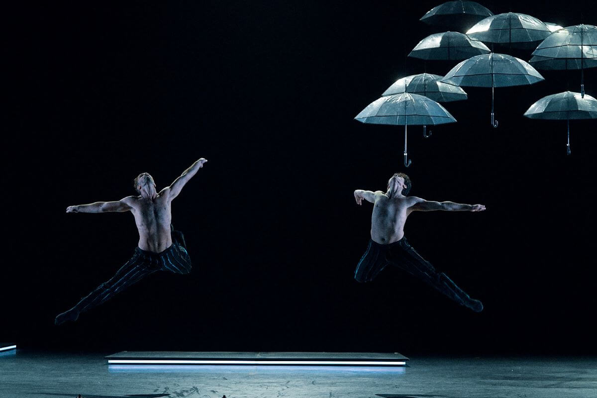 Les parapluies suspendus constituent un élément fort de la mise en scène. (Photo : Sasha Onyshchenko)