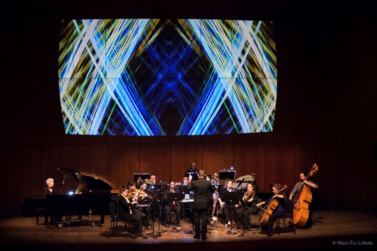 Chaque œuvre était couplée à une projection vidéo créée pour l'événement. (Photo : Marie-Ève LaBadie pour la SMCQ)