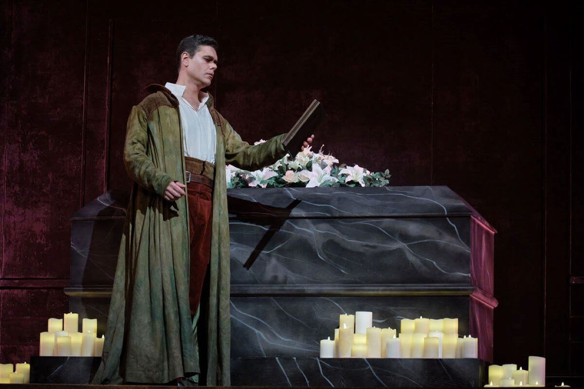 Elliot Madore dans le rôle-titre de l'opéra Hamlet à l'Opéra de Montréal. (Photo : Vivien Gaumand)
