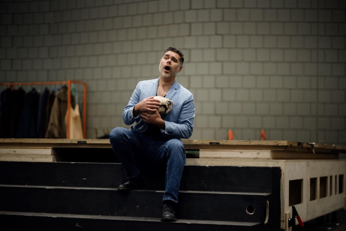 Elliot Madore dans le rôle titre d'Hamlet, lors de la présentation aux medias le 6 novembre. (Photo : Brenden Friesen)