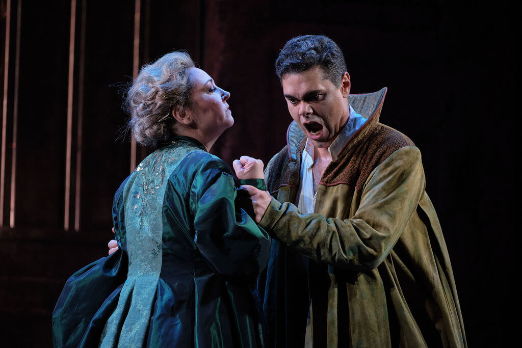 Karine Deshayes (Reine Gertrude) et Elliot Madore (Hamlet). (Photo : Vivien Gaumand)