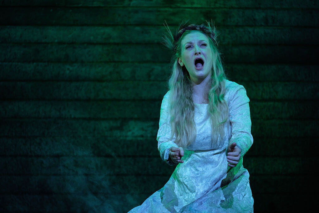 La prestation de Sarah Dufresne dans la scène de la folie est stupéfiante. (Photo : Vivien Gaumand)