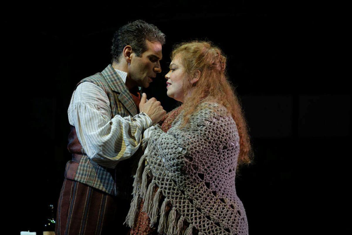 Frédéric Antoun et Lauren Margison dans les rôles de Rodolfo et Mimi. (Photo : Vivien Gaumand)