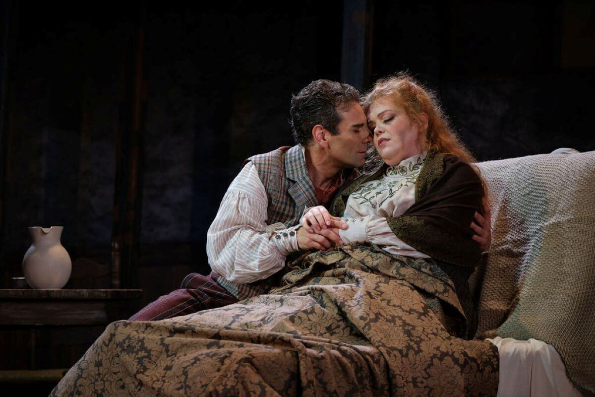 Frédéric Antoun en Rodolfo et Lauren Margison en Mimi dans La Bohème mise en scène par François Racine à l'Opéra de Montréal (Photo : Vivien Gaumand)
