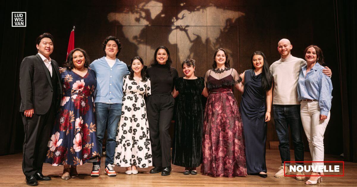 Les demi-finalistes du CMIM Voix 2025. De g. à d. : Junho Hwang, Katerina Burton, Chanhee Cho, Yewon Han, Fleurann Brockway, Fanny Soyer, Ariane Cossette, Jingjing Xu, Theodore Platt, Julia Muzychenko-Grennhalgh. (Photo : Tam Photography)