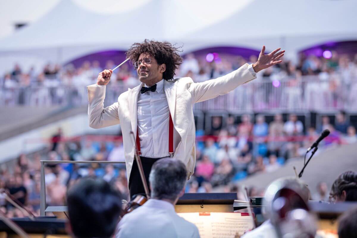 Rafael Payare lors du Concert sur l'esplanade du Parc olympique le 13 août. (Photo : Antoine Saito)