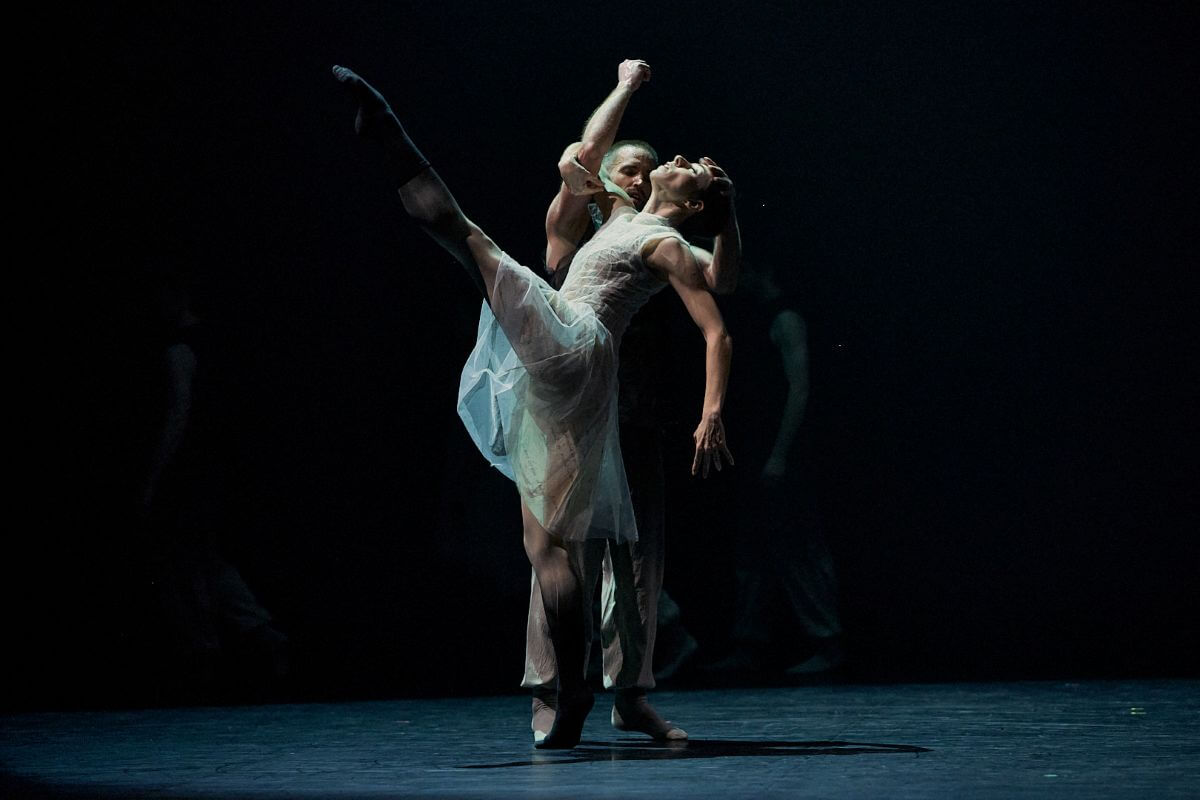 Raphaël Bouchard et Maude Sabourin dans le duo Nebe, chorégraphié par Jérémy Galdeano et Věra Kvarčáková. (Photo : Sasha Onyshenko)