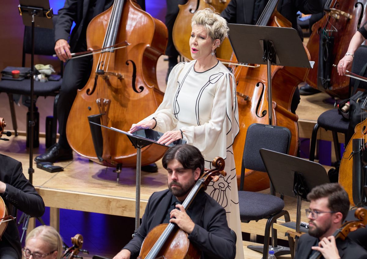 Joyce DiDonato entourée de l'Orchestre Métropolitain. (Photo : François Goupil)