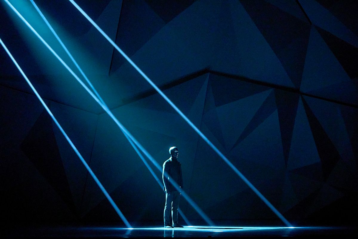 Seul sur scène, Étienne Delorm dans son rôle du Miroir au tout début du spectacle. (Photo : Sasha Onyshenko)