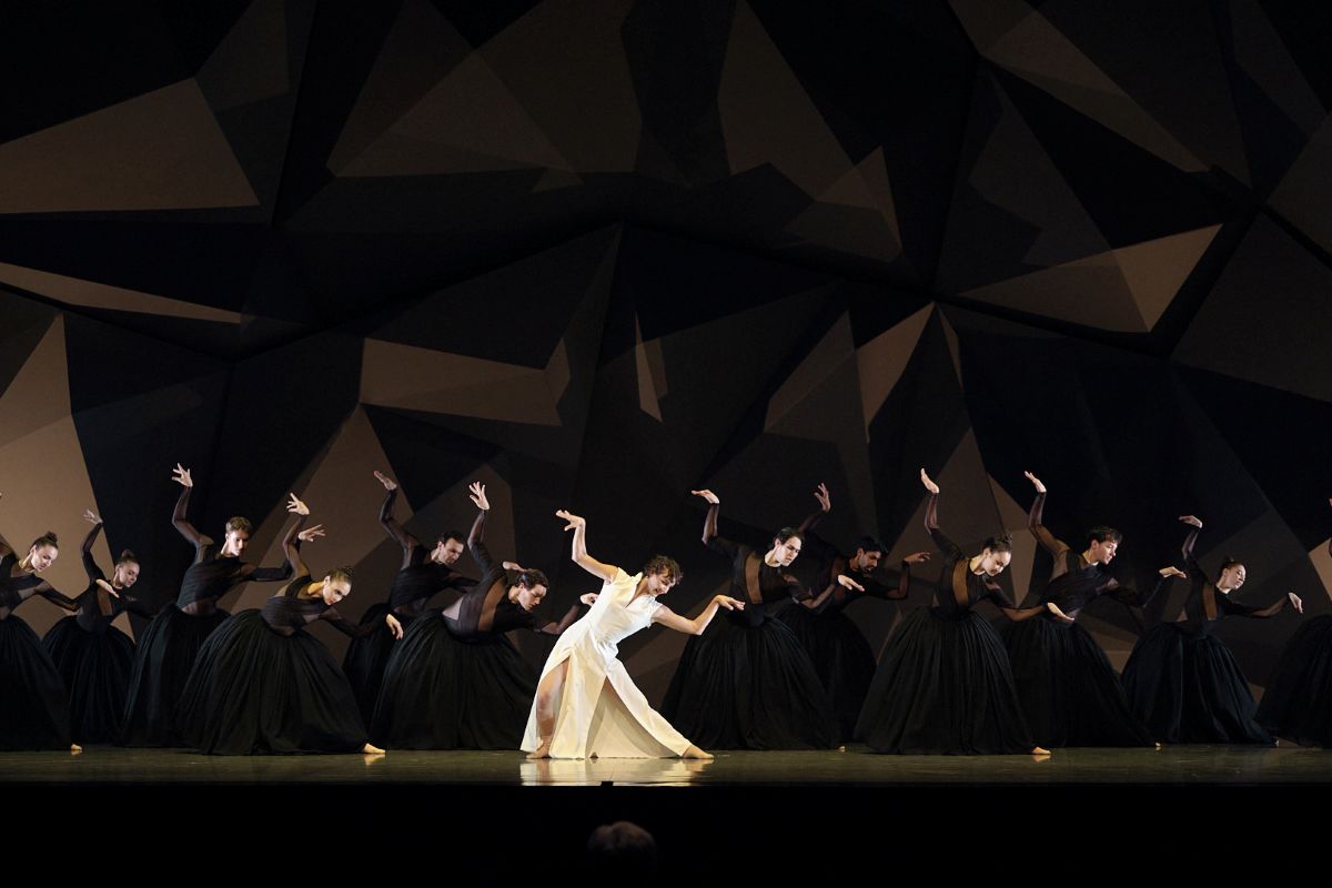 Tuesday Rain Leduc et les danseurs et danseuses des Grands Ballets canadiens. (Photo : Sasha Onyshenko)