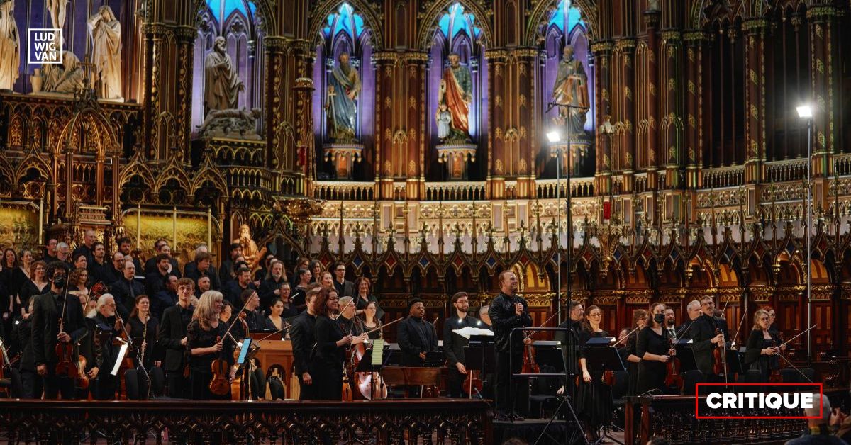Yannick Nézet-Séguin, lOrchestre Métropolitain et le Chœur Métropolitain acceptant les applaudissements dans le riche décor de la Basilique Notre-Dame le 17 décembre dernier. (Photo : François Goupil)