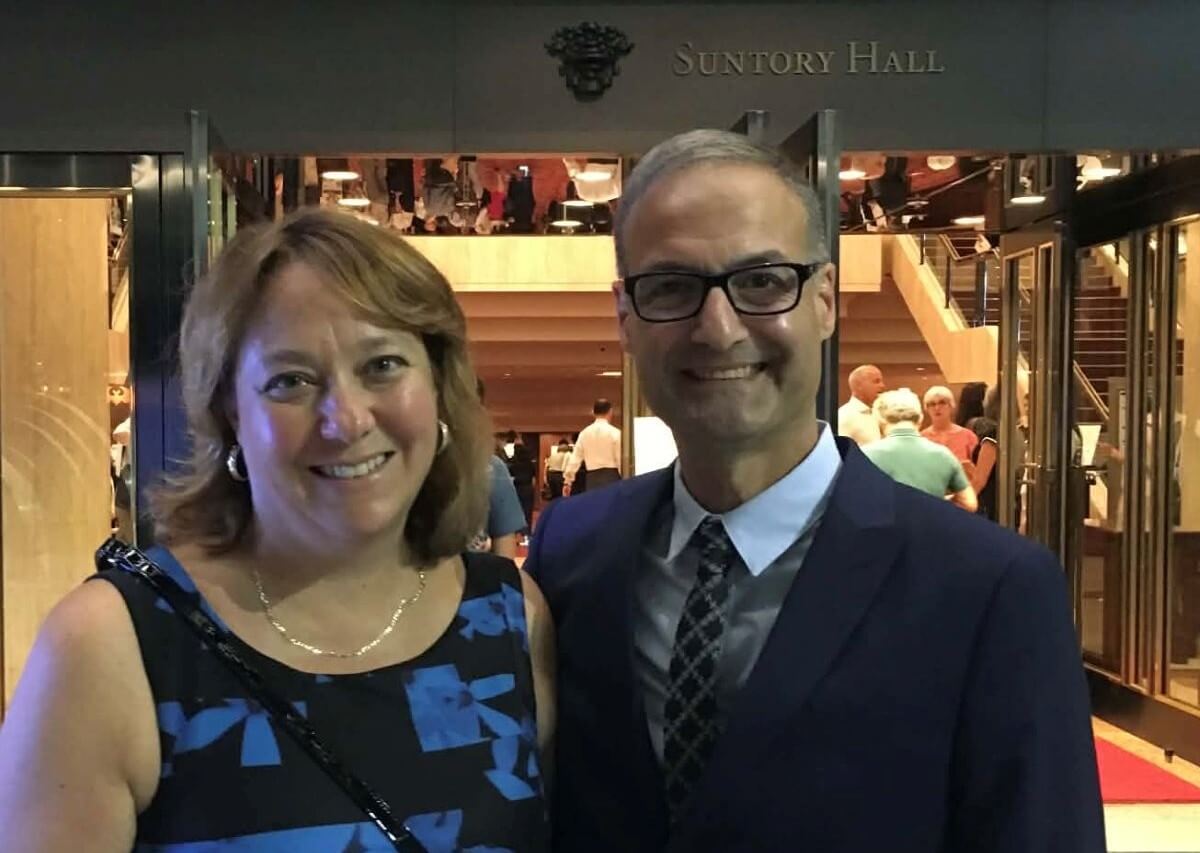 Annick-Patricia Carrière et Gabriel Paré devant le Suntory Hall au Japon pour un concert de Charles Richard-Hamelin. (Photo courtoisie)