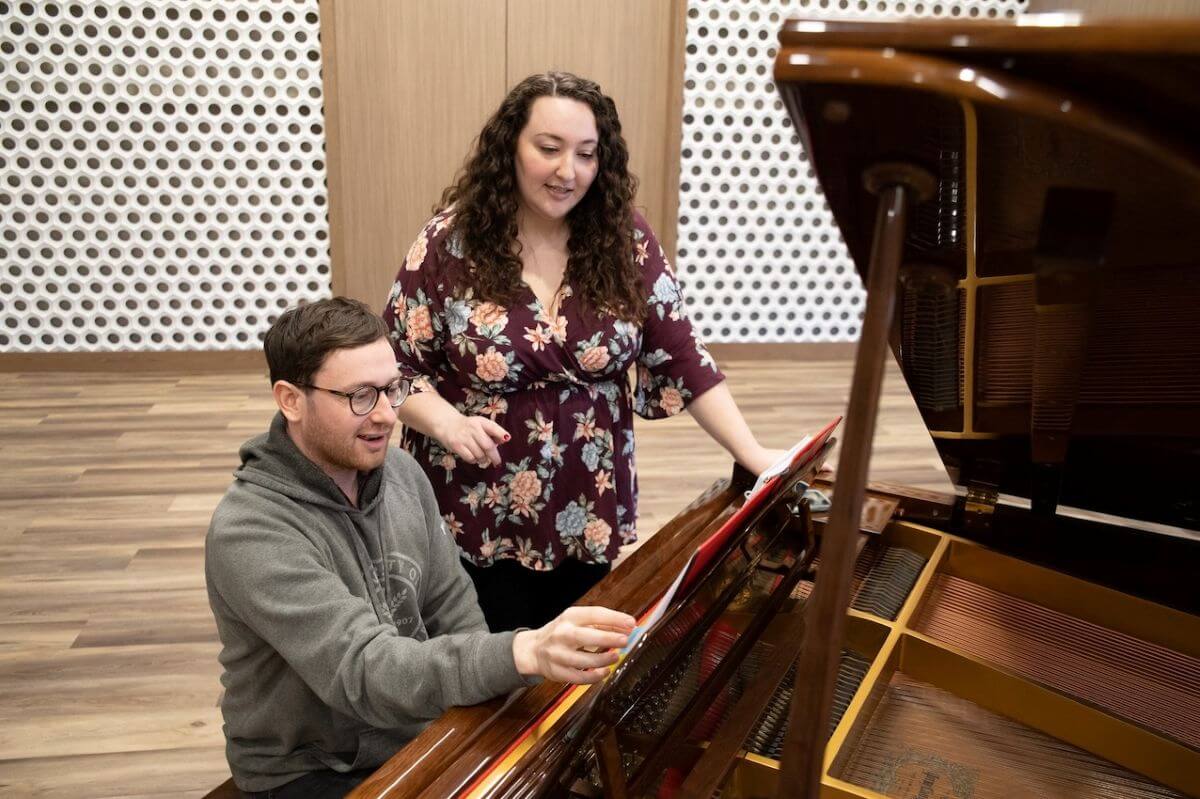 Likht Ensemble, composé du pianiste et compositeur Nate Ben-Horin et de la soprano Jaclyn Grossman (Photo : site web du groupe)