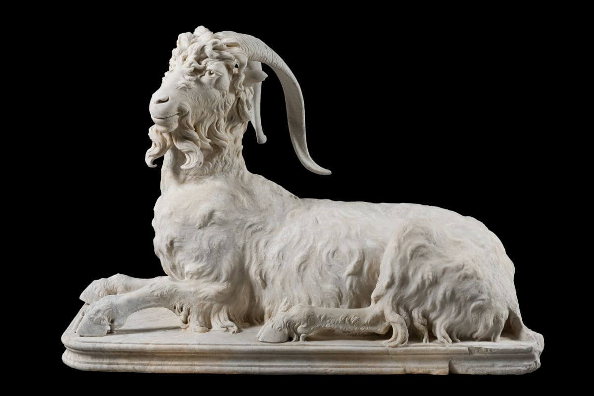 Statue d’une chèvre au repos, corps : fin 1er s., tête : attribuée à Gian Lorenzo Bernini (1598-1680), Rome, époque impériale, règne de Trajan, marbre blanc, 95 x 134 x 71 cm. Rome, collection Torlonia. © Fondazione Torlonia. Photo Lorenzo De Masi