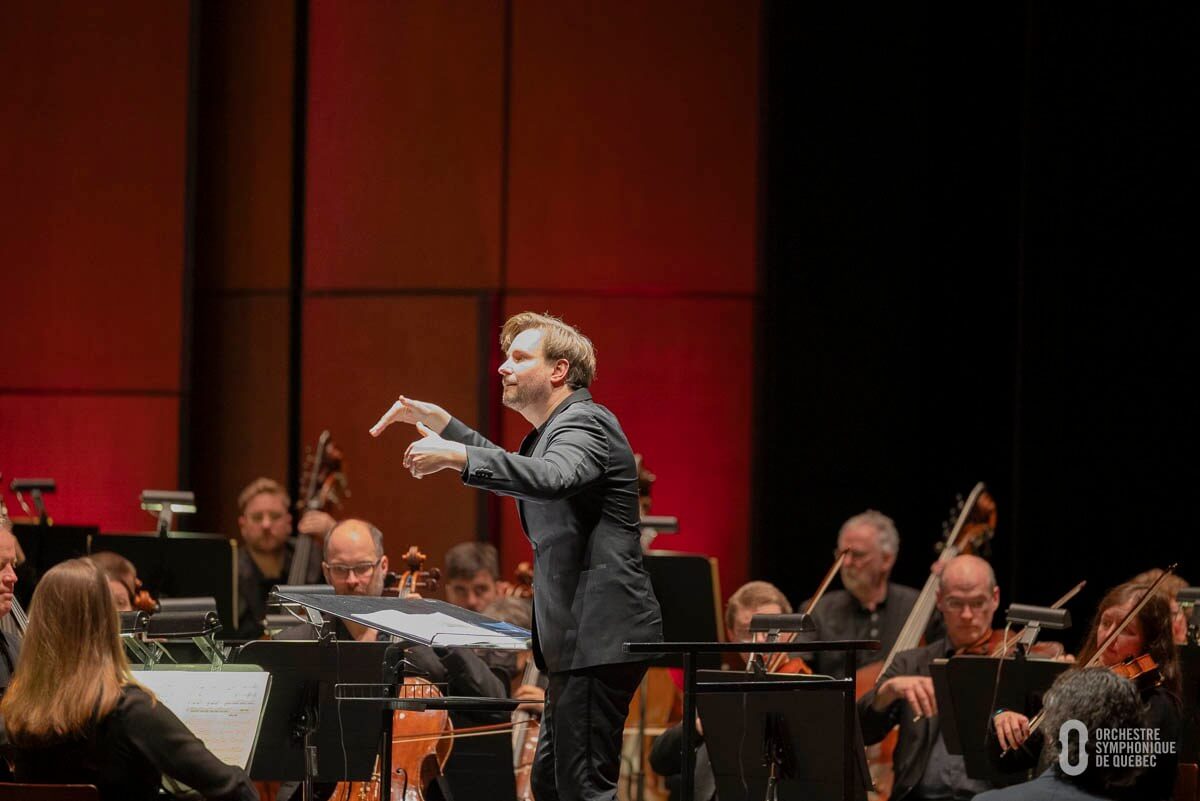 Clemens Schuldt dirigeant l'OSQ lors du dévoilement de la saison 2026-2027. (Photo : courtoisie OSQ)