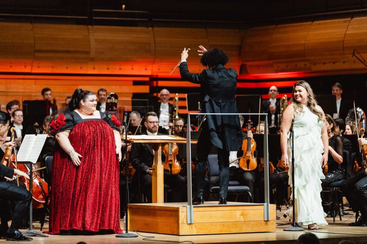 Emma Pennell et Elisabeth St-Gelais devant l'OSM lors de la soirée de création des oeuvres d'Ana Sokolovic et Ian Cusson le 28 mai 2025. (Photo : Gabriel Fournier)