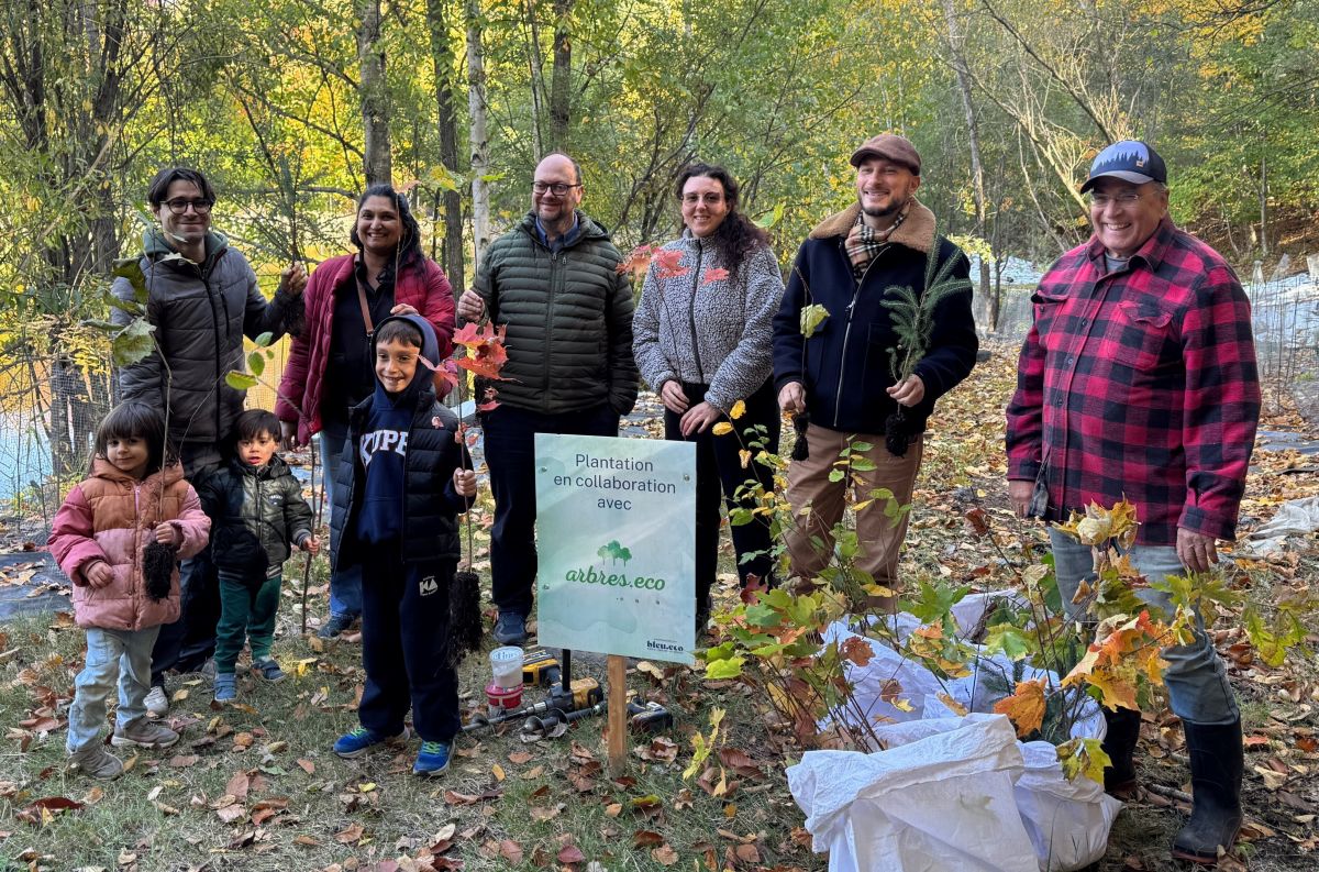 Des membres de l'équipe et du c.a. du SMAM ont participé à la plantation de 200 arbres à Rougemont en octobre 2025. (Photo : infolettre du SMAM)