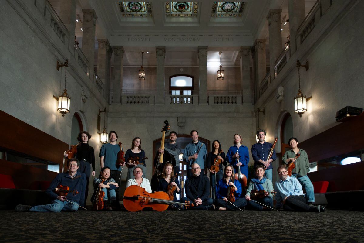 Arion Orchestre Baroque, groupe interprétant le programme Le Roi Danse le 16 mai, photographié dans le foyer du Conseil des arts de Montréal (Photo : Sharif Mirshak, Parafilms)