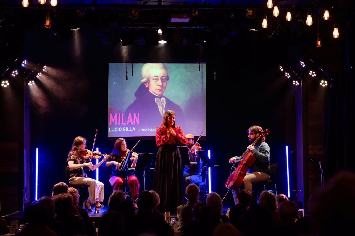 La soprano Andréanne Brisson-Paquin debout au centre d'un quatuor à cordes lors d'un concert causerie de l'Orchestre symphonique de Drummondville (Photo : Jonathan Bouchard)