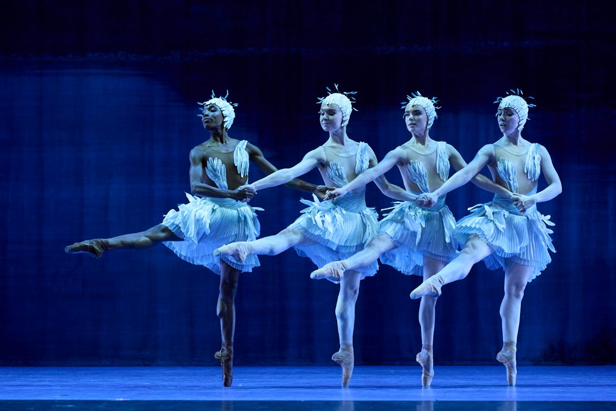 Le célèbre Pas de quatre du Lac des cygnes, conservé dans la version Le Lac d'Ivan Cavalleri présentée aux Grands Ballets canadiens. (Photo : sasha Onyshchenko)